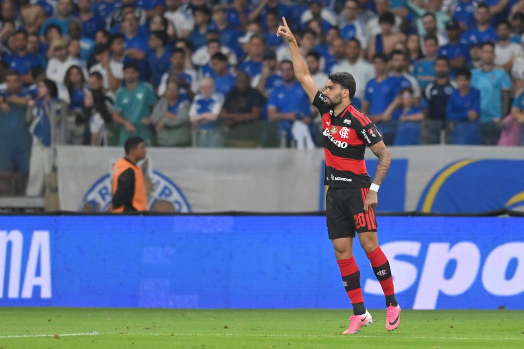 Lucas Paquetá, de Flamengo, celebra su gol este miércoles ante Cruzeiro en un partido de octavos de final de la Copa Libertadores en el estadio Mineirão en Belo Horizonte (Brasil). EFE/ Joao Guilherme