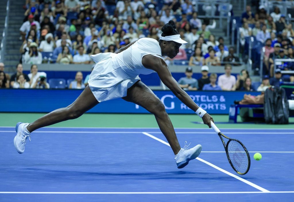 La tenista estadounidense Venus Williams, durante su partido de primera ronda de este domingo/lunes en el Abierto de Estados Unidos contra su compatriota Sofia Kenin. EFE/CRISTOBAL HERRERA-ULASHKEVICH
