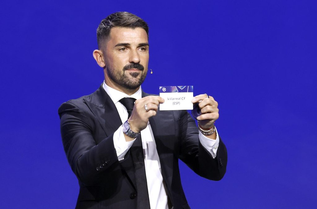 David Villa muestra la papeleta del Villarreal. EFE/EPA/SEBASTIEN NOGIER