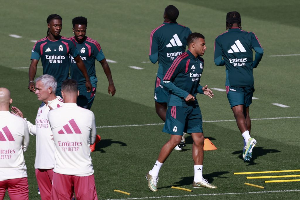 El jugador del Real Madrid Kylian Mbappé (d) asiste al entrenamiento del equipo en la ciudad deportiva Valdebebas, Madrid, este sábado, en preparación al partido de LaLiga contra el Málaga, este domingo. EFE/Chema Moya
