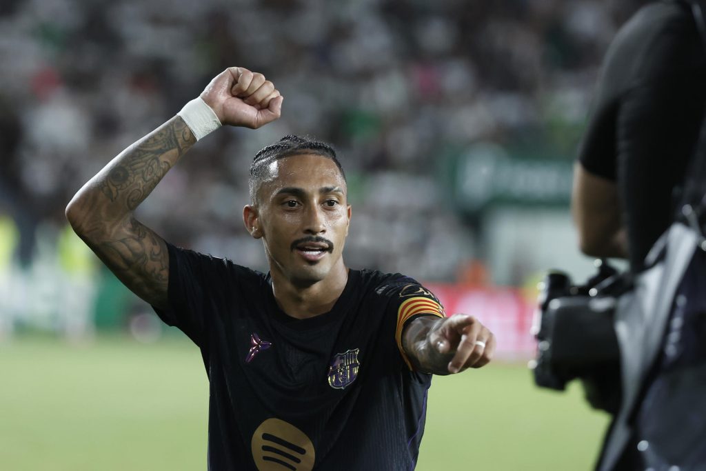 El delantero del Barcelona Raphinha celebra tras marcar el 0-3, durante el partido de LaLiga de fútbol que Elche CF y FC Barcelona disputaron en el estadio Martínez Valero. EFE/Manuel Bruque
