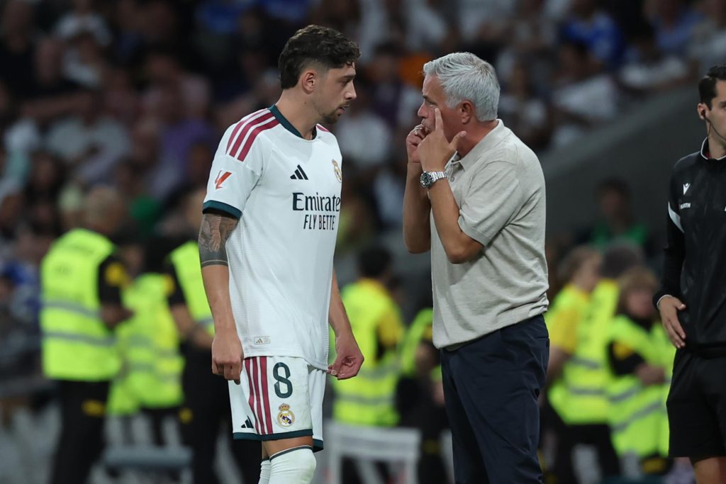 El entrenador del Real Madrid José Mourinho (d) habla con Fede Valverde durante el encuentro correspondiente a la primera jornada de LaLiga que Real Madrid y Real Sociedad disputaron este miércoles en el Santiago Bernabéu, en Madrid. EFE/ Kiko Huesca