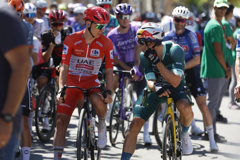 Tadej Pogacar, del equipo UAE Emiratos (L) junto al belga Wout Aert, del equipo Visma. EFE/EPA/Javier Lizon
