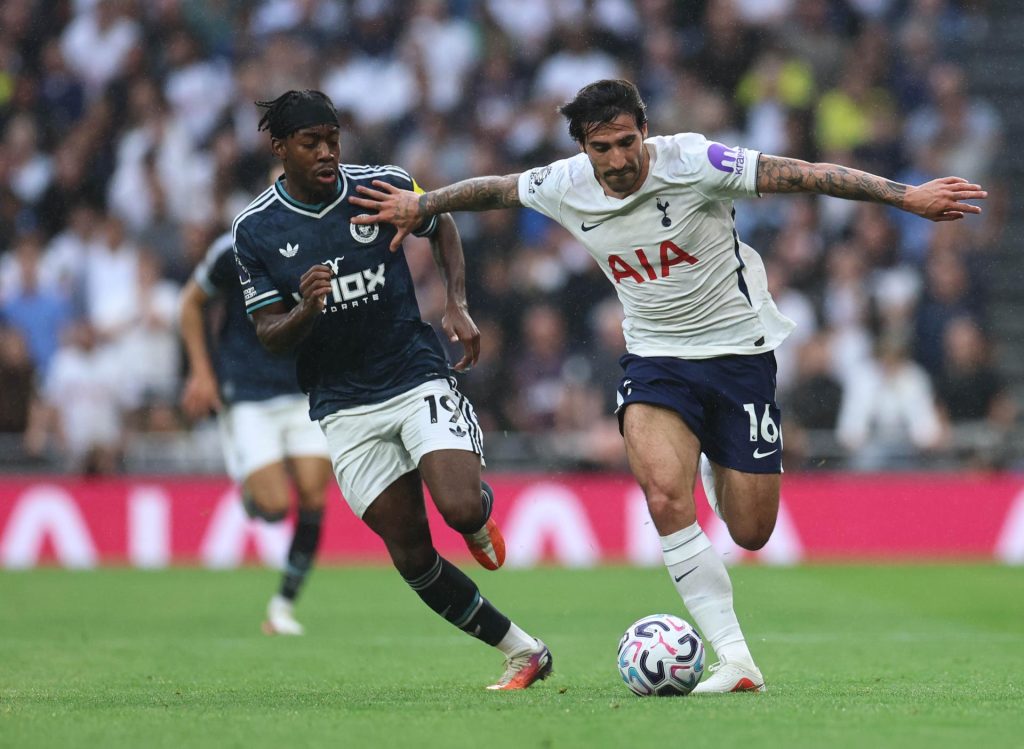 Anthony Elanga de Newcastle (I) y Sandro Tonali del Tottenham Hotspur (d) en acción durante el partido de Premier League jugado en Londres, Gran Bretaña, Reino Unido. EFE/EPA/USO de EDITORIAL