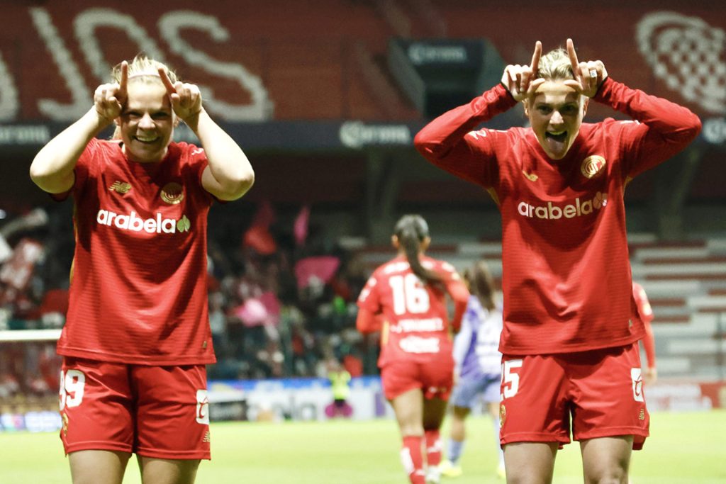 Eugenie Le Sommery (i) y Faustine Robert (d) de Toluca celebran un gol. Imagen de archivo. EFE/Felipe Gutiérrez