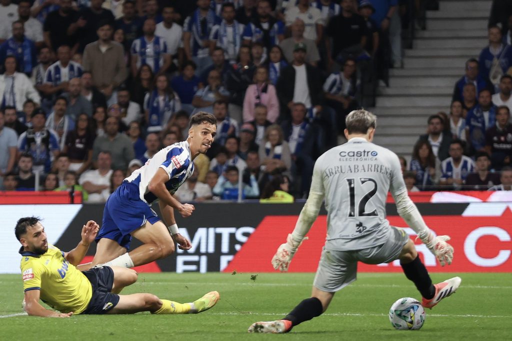 El jugador del FC Porto Gabri Veiga (C), marca un gol ante el Arouca durante su Primer partido de fútbol de la Liga portugués aguantado en Dragao Estadio en Porto, Portugal, 23.º agosto 2026. EFE/EPA/MANUEL FERNANDO ARAUJO