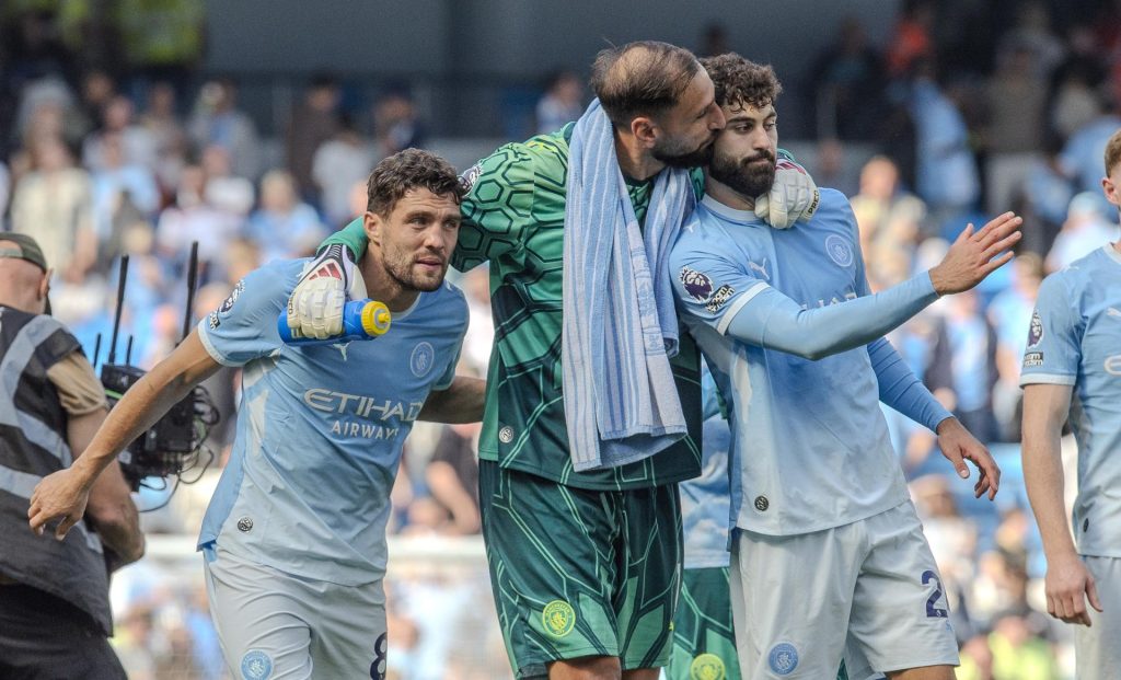 Los jugadores del City Josko Gvardiol y Gianluigi Donnarummad tras el partido de la Premier Leagueque han jugado Manchester City y AFC Bournemouth, en Manchester,Reino Unido. EFE/EPA/PETER POWELL