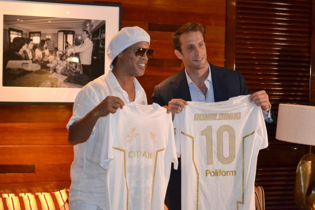 El astro brasileño Ronaldinho Gaúcho (i) y el presidente del Ravenna, Ignazio Cipriani, posan con camisetas durante el anuncio, el 15 de junio en Miami, de su regreso al fútbol profesional a los 46 años de la mano del Ravenna FC italiano. EFE/ Antoni Belchi