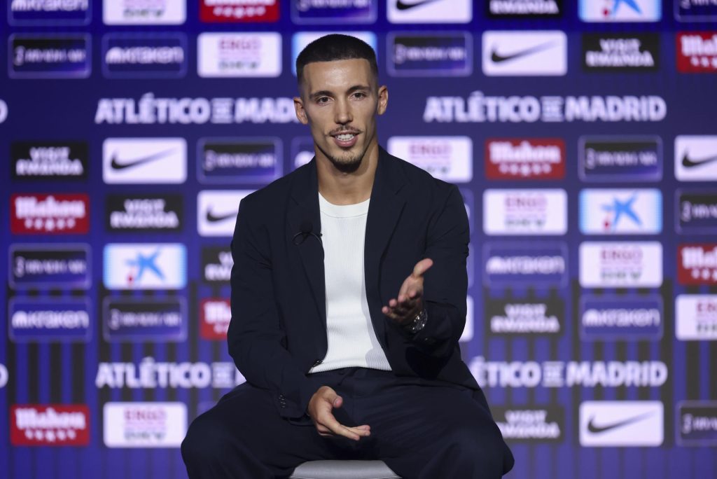 El defensa español Alejandro Grimaldo durante su presentación como nuevo jugador del Atlético de Madrid, este jueves en el estadio Riyadh Air Metropolitano de Madrid. EFE/ Kiko Huesca
