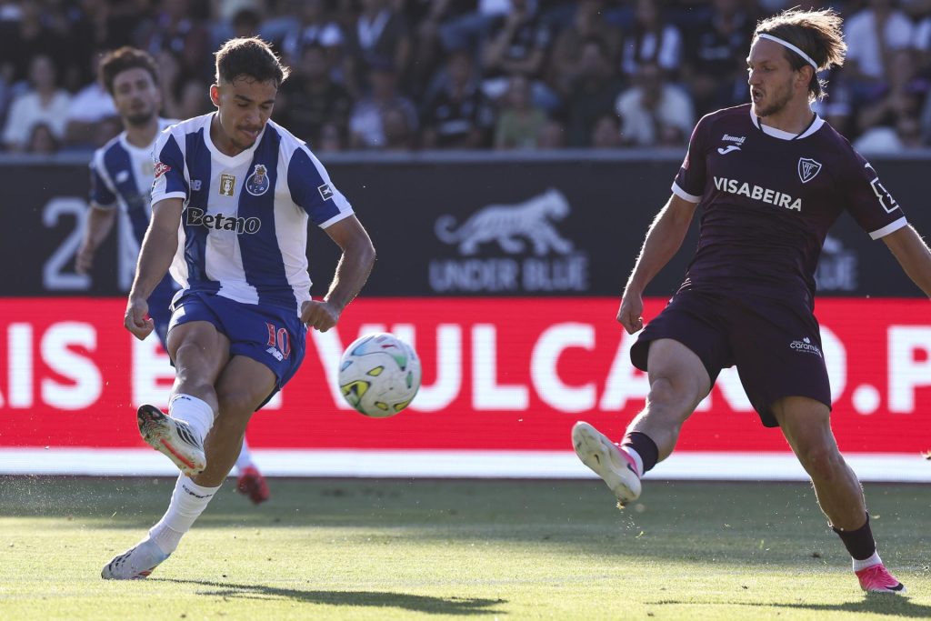 FC Porto jugador Gabri Veiga (L) durante el partido contra el Academico de Viseu en Fontelo estadio, en Viseu, Portugal, 29 agosto 2026. EFE/EPA/PAULO NOVAIS