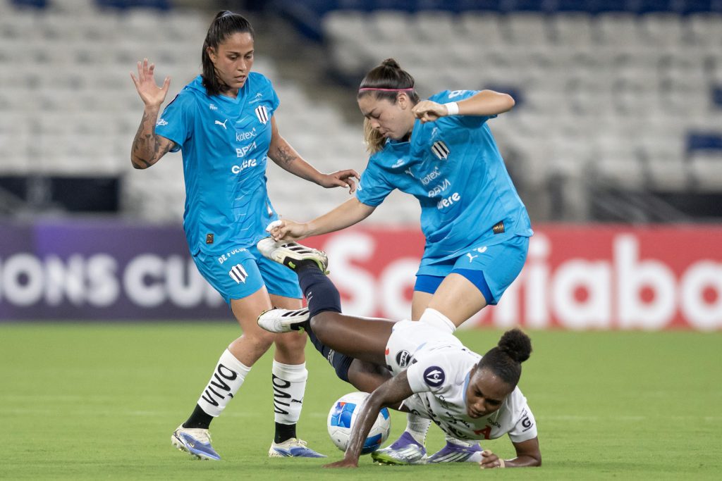 Marcela Restrepo (i) y Katty Martínez (d) de Rayadas femenil disputan el balón con Tatiana Hawkins de Alianza. Imagen de archivo. EFE/ Miguel Sierra