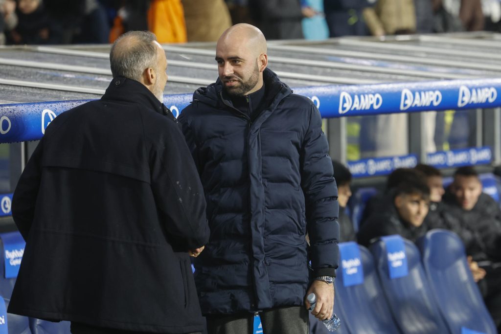 El entrenador de la Real Sociedad, Pellegrino Matarazzo (i), saluda al del Celta de Vigo, Claudio Giraldez, en foto de archivo de Javier Etxezarreta. EFE
