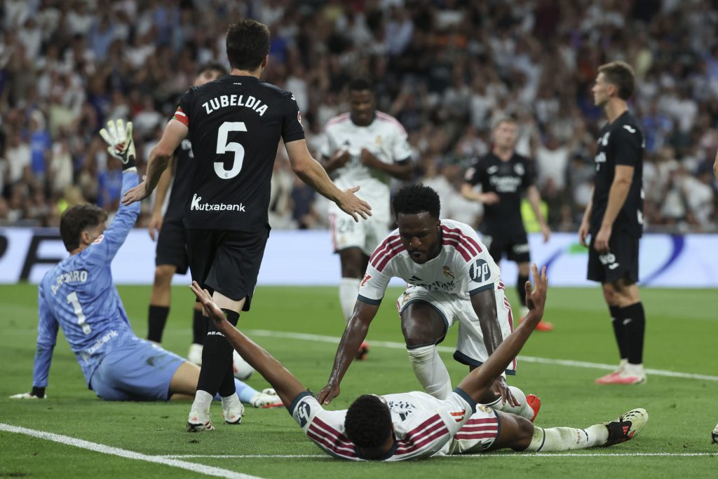 El delantero brasileño del Real Madrid Vinicius Jr. celebra su gol con Jude Bellingham durante el encuentro correspondiente a la primera jornada de LaLiga que Real Madrid y Real Sociedad disputaron en el Santiago Bernabéu, en Madrid. EFE/Kiko Huesca
