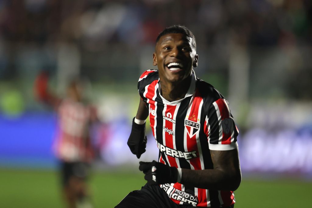 Robert Arboleda anotó el gol de Sao Paulo ante Bolívar en el estadio Hernando Siles, en La Paz. EFE/Luis Gandarillas