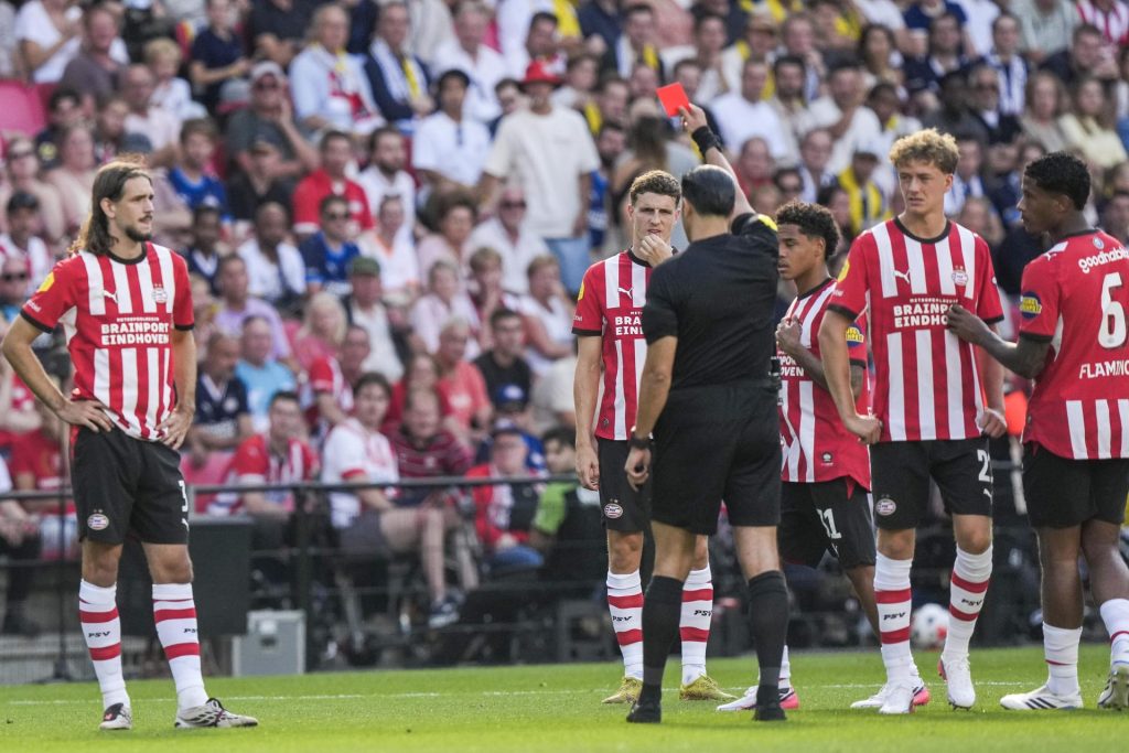 El AZ Alkmaar ganó este domingo por segunda vez en su historia la Supercopa de Países Bajos de fútbol al golear 0-4 en Eindhoven a un PSV que jugó en inferioridad desde el minuto 9 por la expulsión con roja directa de Joey Veerman.. EFE/EPA/PIETER STAM DE JONGE
