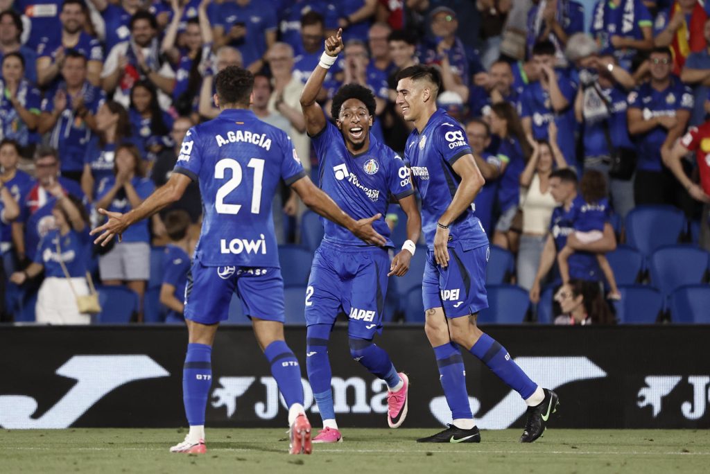 El centrocampista colombiano del Getafe Johan Mojica (c) celebra su gol en el partido de play-off de la Liga Conferencia que Getafe CF y Partizán de Belgrado disputan hoy jueves en el Coliseum de Getafe. EFE/Sergio Pérez
