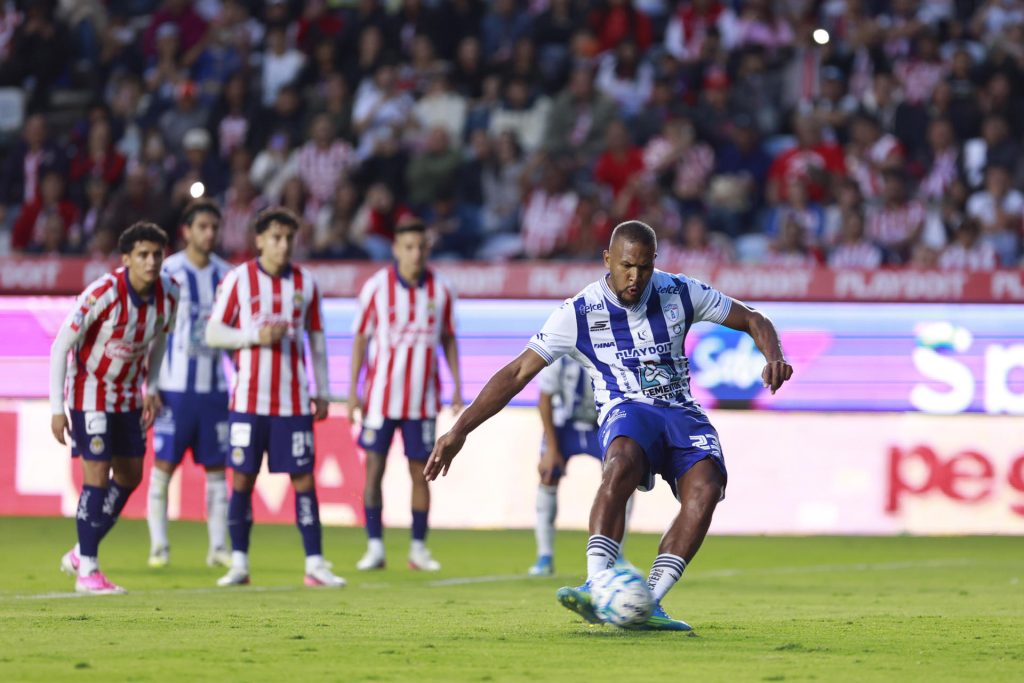 Salomón Rondón, de Pachuca, cobra un penal en un partido del la Liga MX entre Pachuca y Chivas de Guadalajara en el estadio Hidalgo en Pachuca (México). EFE/ David Martínez Pelcastre