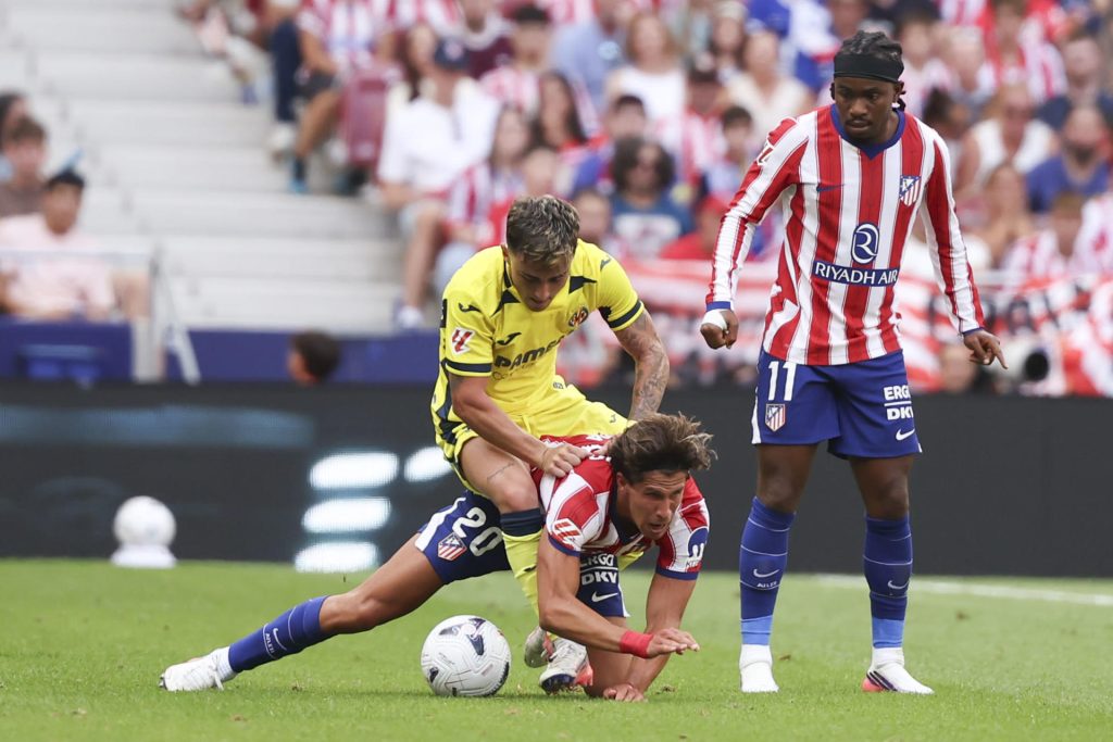 El centrocampista del Villarreal Alberto Moleiro (detrás) pelea un balón con el centrocampista del Atlético de Madrid Giuliano Simeone en el partido de LaLiga entre el Atlético de Madrid y el Villarreal, en el estadio Metropolitano, en Madrid. EFE/ Kiko Huesca
