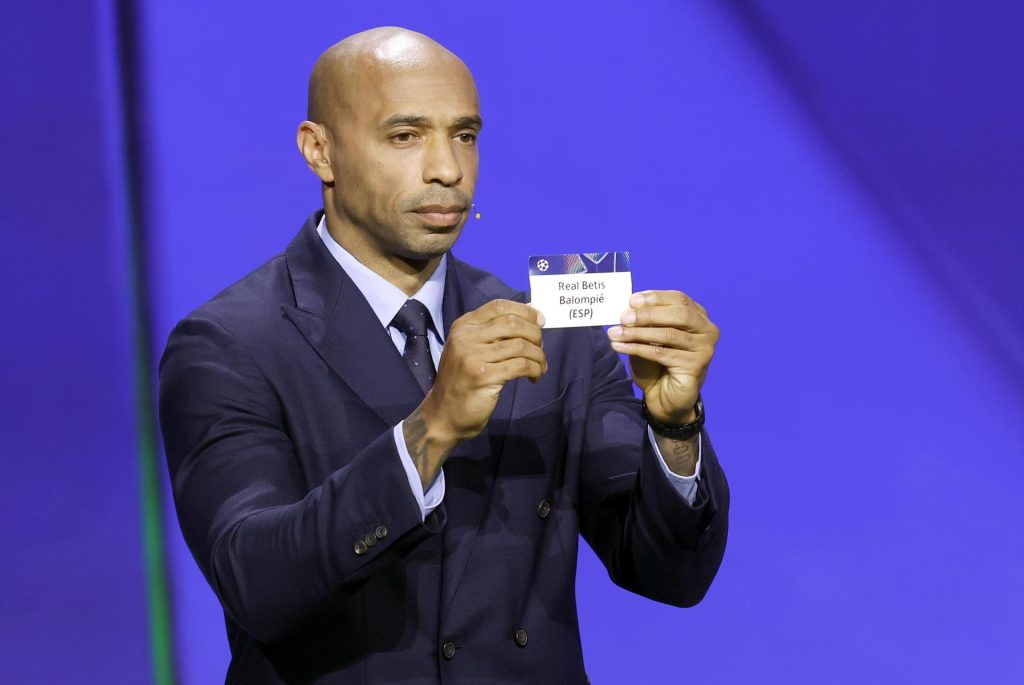 Thierry Henry muestra el nombre del Real Betis. EFE/EPA/SEBASTIEN NOGIER