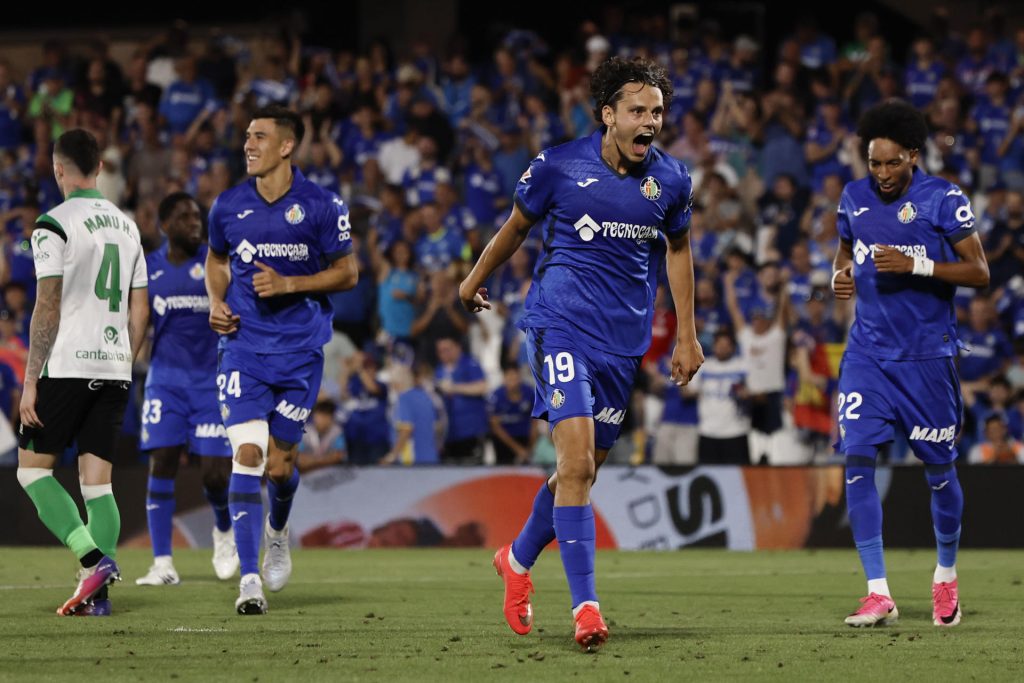 El delantero del Getafe Enes Unal (2-d) celebra tras marcar el 1-0, durante el partido de LaLiga de fútbol que Getafe CF y Racing de Santader disputaron en el estadio Coliseum. EFE/Sergio Pérez