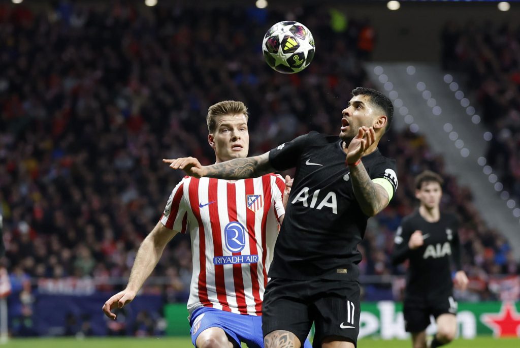 Foto de archivo del centrocampista argentino del Tottenham, Cristian Romero (d), que intenta despejar el balón ante el delantero noruego del Atlético de Madrid, Alexander Sorloth durante el encuentro correspondiente a la ida de los octavos de final de la Liga de Campeones en el estadio Metropolitano, en Madrid. EFE/Kiko Huesca.