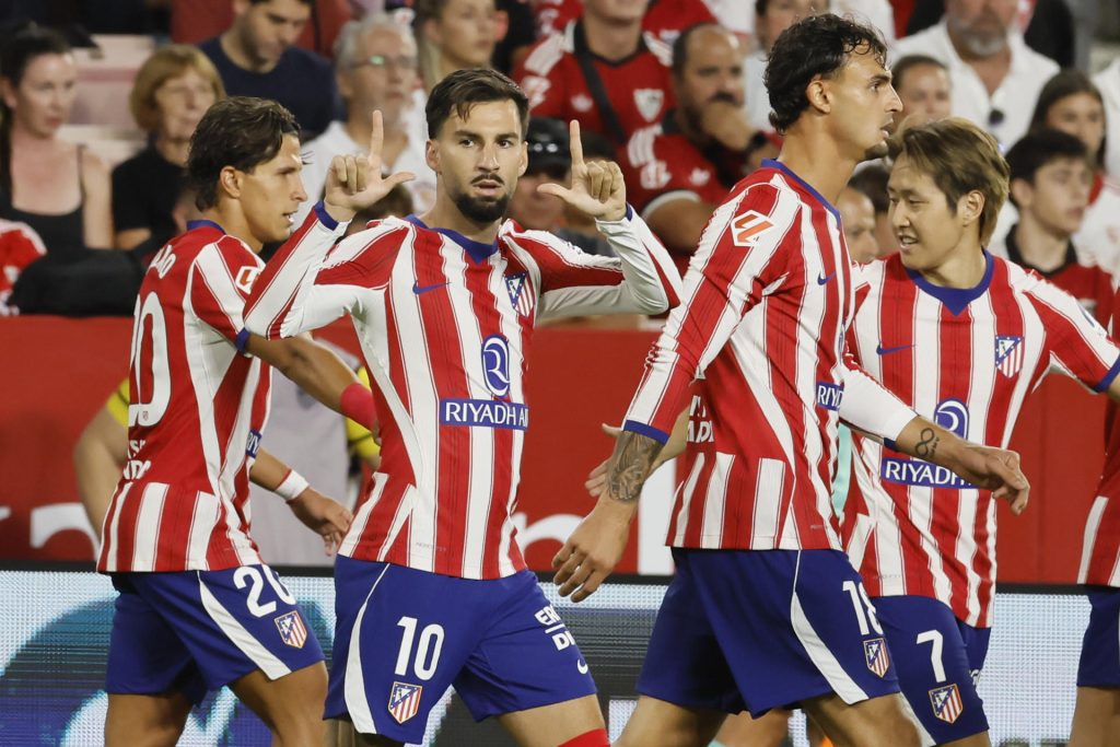 El delantero del Atlético de Madrid Alejandro Baena (2i) celebra su gol durante el partido de la tercera jornada de LaLiga entre Sevilla FC y Atlético de Madrid en el estadio Sánchez-Pizjuán, en Sevilla. EFE/José Manuel Vidal
